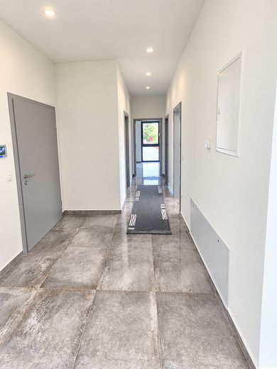 Attico di 4 locali di prima qualità con terrazza sul tetto e garage + posto auto – senza commissioni – Flur