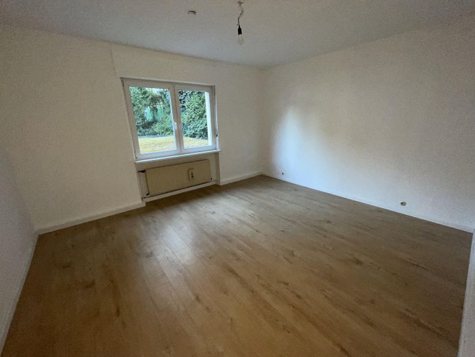 2 MEHRFAMILIENHÄUSER MIT 6 WOHNEINHEITEN + GROSSZÜGIGE GEWERBFLÄCHE - IM ZENTRUM VON GUMMERSBACH - – Schlafzimmer 3 oder Wohnzimmer