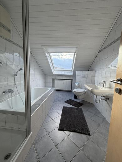 Großzügige Dachgeschosswohnung in Paderborn-Elsen – Mit XXL-Sonnenbalkon zum Entspannen! – Bad mit Dusche und Badewanne
