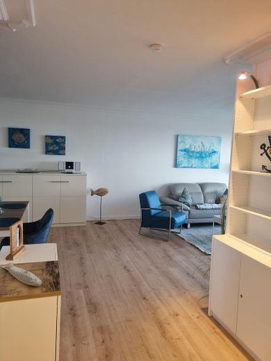 Deniz manzaralı! Plaja ve merkeze yakın, tamamen yenilenmiş üst düzey daire, 75 m², 2 oda – Blick von der Küche zum Wohnzi