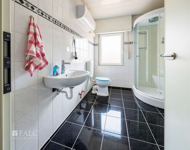 Ruhig gelegene Doppelhaushälfte mit viel Platz und Naturteich – Badezimmer