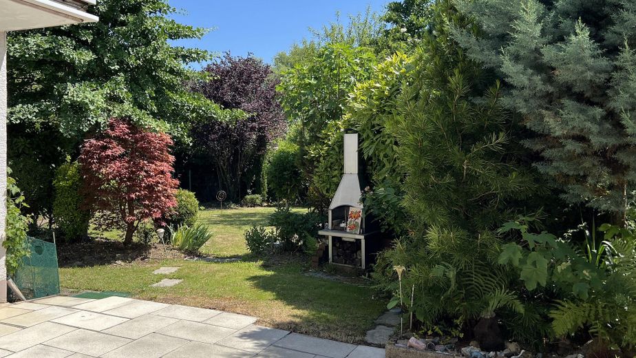 Dom jednorodzinny o powierzchni 1,5 kondygnacji z garażem w Malsch – Blick in Garten von Terasse