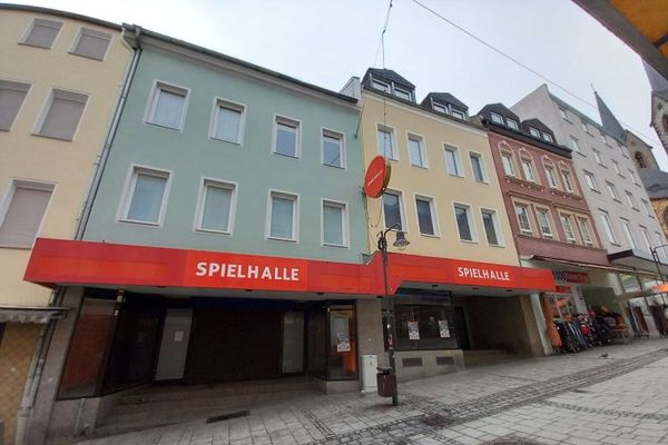 H-48001 - Large commercial premises in an attractive location