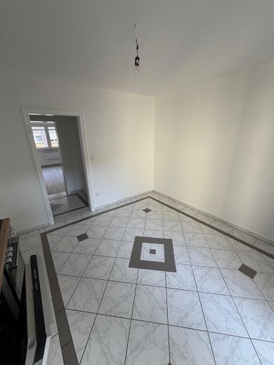 Gerenoveerd 2-kamerappartement met balkon en inbouwkeuken – Foto 3