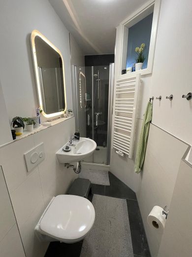 kleines Bad mit Dusche