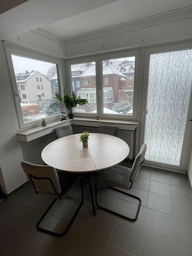 Heller Arbeits-/Essplatz