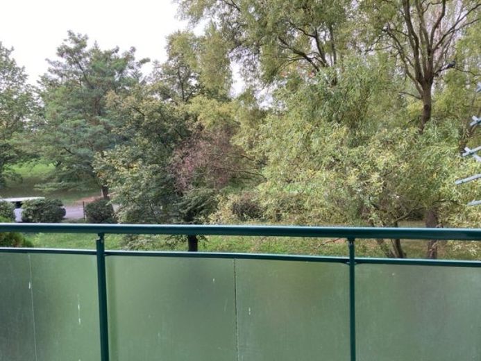 Свіжовідремонтована родзинка для проживання з балконом і відкритою кухнею – Фотографія 1