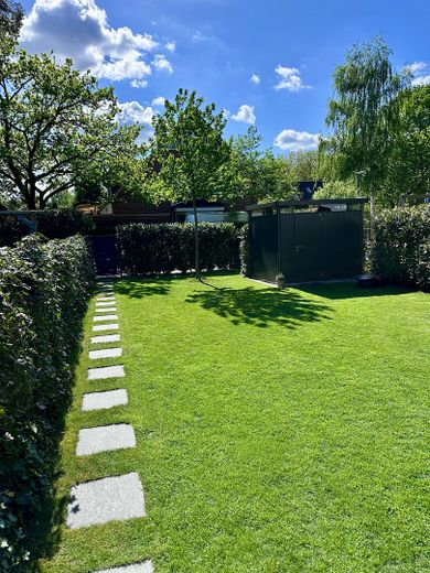 Energieeffizienzklasse A+: Exklusive DHH in bester Lage von Duvenstedt – Provisionsfrei – Garten mit Gartenhaus