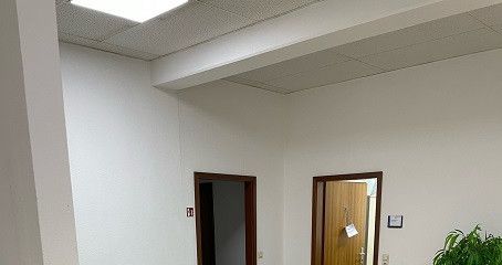 Leonberg sanayi bölgesinde, otoyolun yanında ortak ofiste uygun fiyatlı ofis alanı – Flur vorne