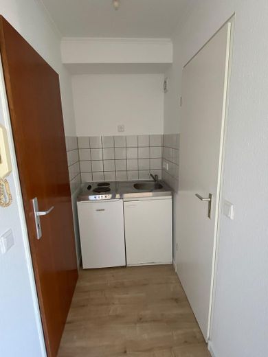 Renoviertes Dachgeschoss Apartment in Düsseldorf-Hassels – Pantryküche