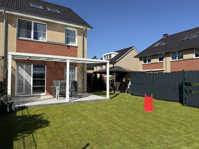Frisch renoviertes Reihenendhaus mit Gartenparadies & XL-Terrasse – Garten mit Terrasse