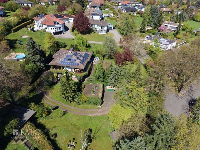 +++Großzügiges Einfamilienhaus mit Einliegerwohnung in begehrter Lage+++ – Drohnenbild von vorne