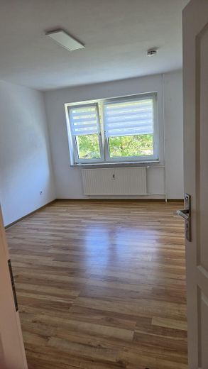 Yenilenmiş 3 odalı daire, loggia ve otopark yeri – komisyonsuz – Schlafzimmer