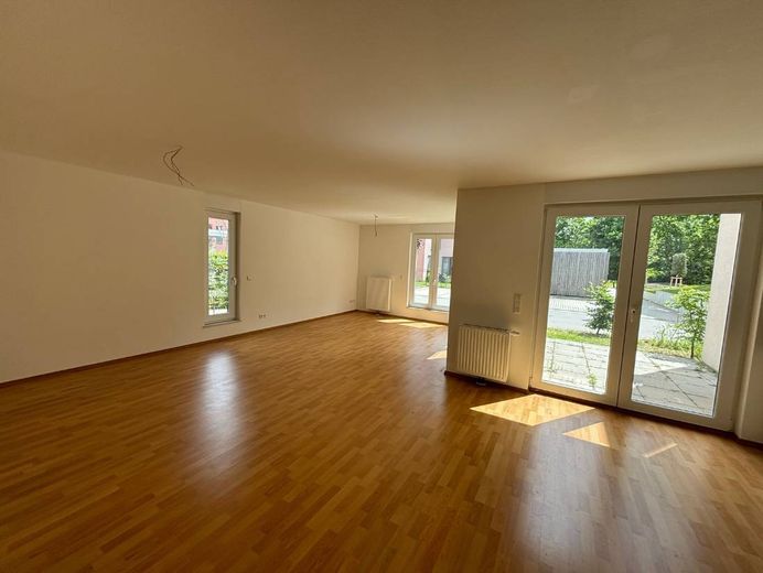 Après rénovation : suffisamment d’espace pour votre famille ! - Grande maison mitoyenne en bout de rangée à Käfertal – Ansicht II: Wohn-Esszimmer