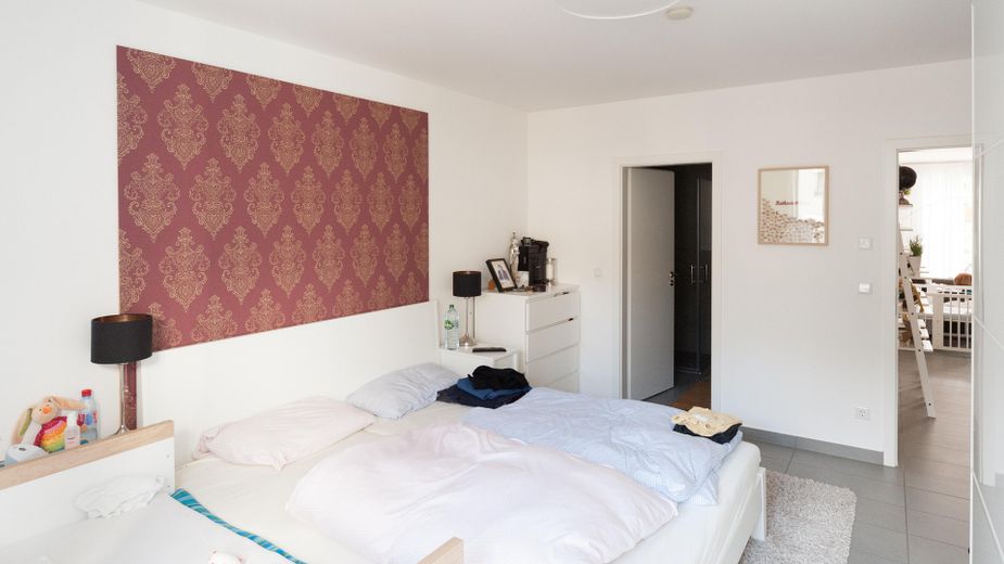 Exklusive 4-Zimmer +Energie Wohnung mit Fußbodenheiz/-kühlung und sehr geringen Energiekosten – Elternschlafzimmer