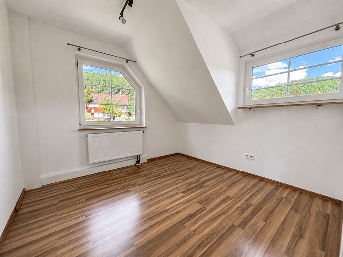 Modernisierte, helle 3 Zimmer DG-Maisonette-Wohnung mit EBK, Balkon, Stellplatz – Arbeits-/Kinderzimmer