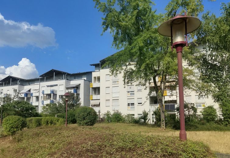 Commission-free | 3-room ground floor apartment, terrace & underground parking | Energy efficiency class B & district heating | Dresden commuter belt – Gepflegte Wohnanlage
