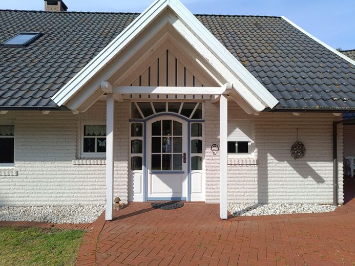 Traumhaus mit Sauna & großzügigem Gartengrundstück in Aurich-Wiesens – Provisionsfrei – Vordere Haustür Haupteingang