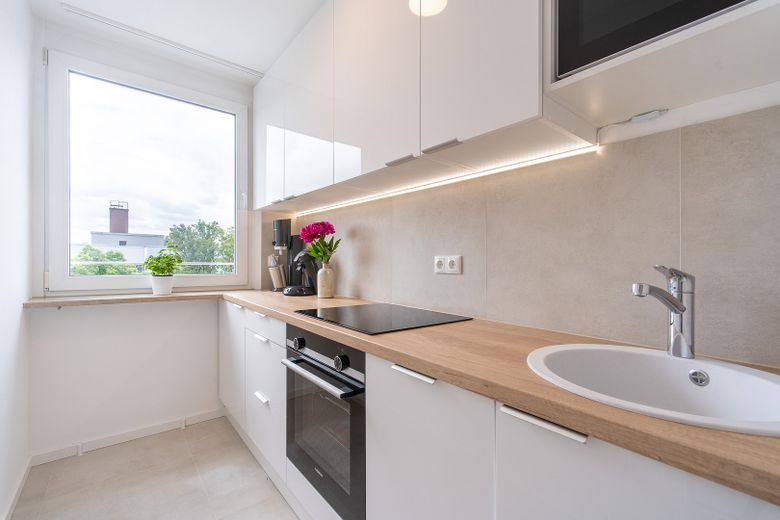 Moderno appartamento ammobiliato di 3 locali con balcone esposto a ovest - spese accessorie incluse – Küche