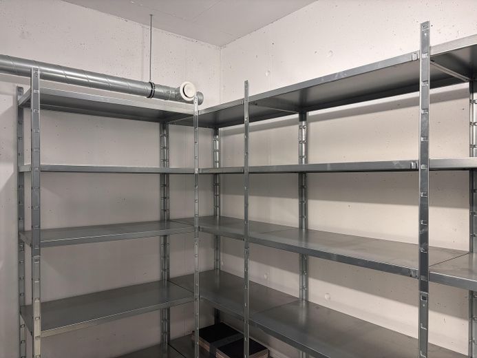 Appartement neuf moderne de 2 pièces avec cuisine, balcon et 2 places de stationnement à Nürtingen-Oberensingen – Keller