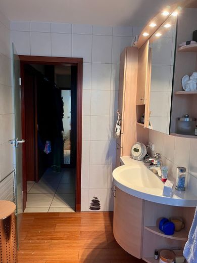 1+1=1 * Großzügige, familientaugliche ETW in ruhiger und dennoch zentraler Lage * in Niedernhausen – Großes Bad 3
