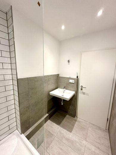 Hochwertig sanierte 4-Zimmer-Maisonette | 110 m² | 2 Bäder | Balkon | ruhige Lage an den Mainwiesen – Badezimmer OG