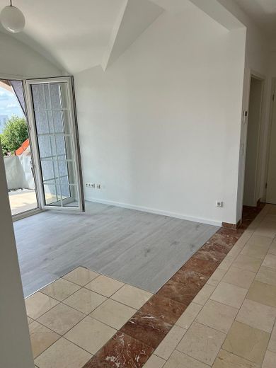 MODERNE 3-ZIMMER-DACHGESCHOSSWOHNUNG MIT BALKON, LOGGIA & EINBAUKÜCHE IN KARBEN – Photo 3