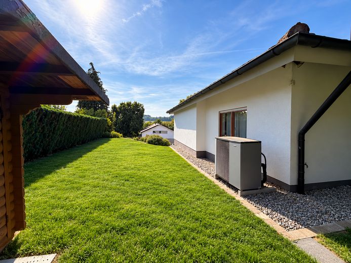 Attraktives bezugsfertiges Einfamilienhaus mit Doppelgarage – Gartenbereich Ost