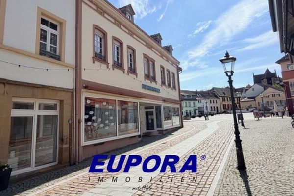 EUPORA® Immobilien: Edificio residencial/comercial bien cuidado en el casco antiguo de Kirchheimbolanden.