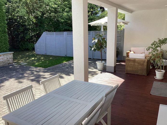 Ruhig wohnen & gut angebunden – Doppelhaushälfte mit Sonnenterrasse in Wehrheim/Obernhain – Sonnige Terrasse mit Sitzplatz