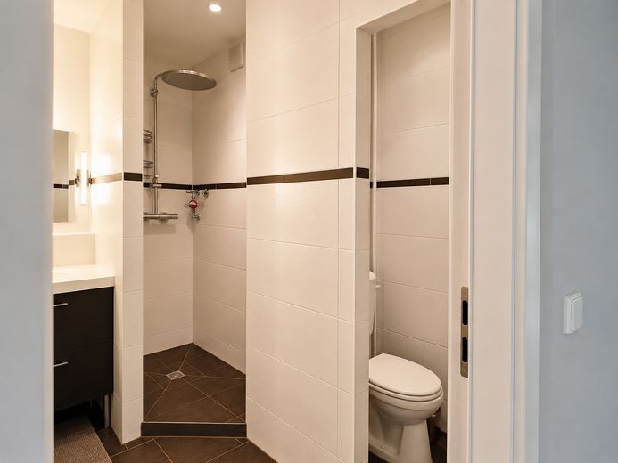 Hochwertig modernisierte 3-Zimmer-Wohnung mit Westbalkon und Weitblick - maklerfrei – Badezimmer
