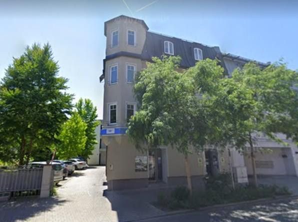 Großzügige 2-Zimmer-Wohnung, hochwertige Einbauküche, Innenstadt, Südbalkon – Gebäude von Außen mit Einfahrt