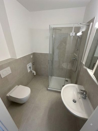Frisch sanierte 1-Zimmer-Wohnung mit Weitblick über Elmshorn – Bad visualisiert wie bestellt