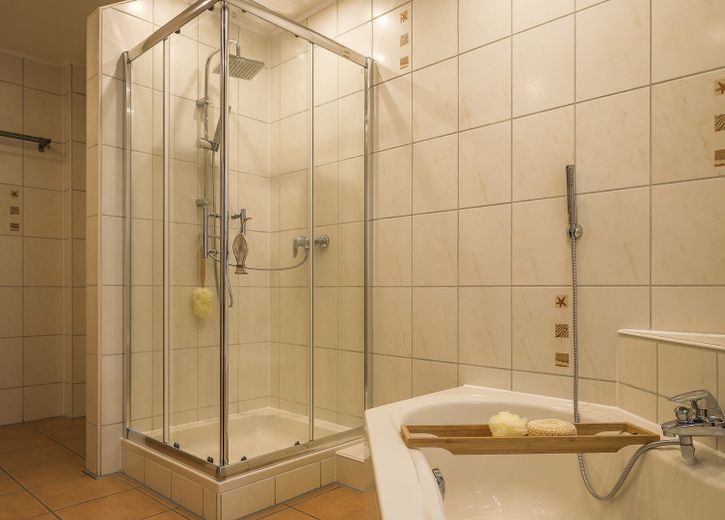 Casa unifamiliare ristrutturata con 2 garage enormi e innumerevoli possibilità di sviluppo – Foto 22