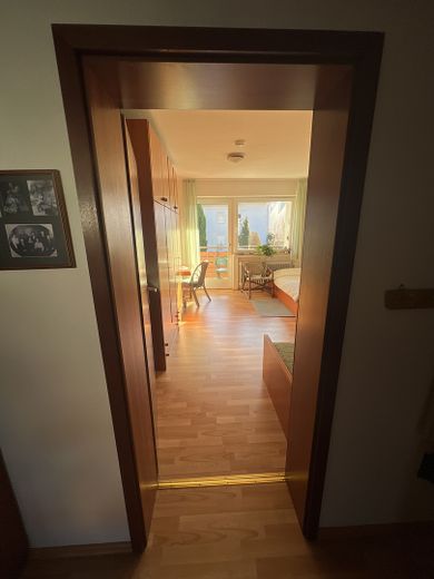 2,5 Zi-Wohnung Hochparterre mit Nord und Süd Balkon in ruhiger Lage, Tiefgarage, geringe Nebenkosten – Zugang Schlafzimmer