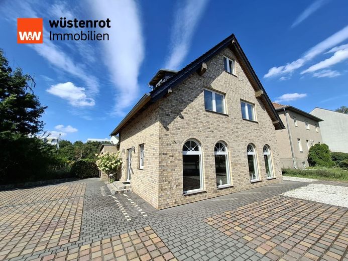 Energieeffizient! Modernes Wohn-und Gewerbehaus mit multiplen Möglichkeiten in Schönefeld zu verkaufen – Ansicht