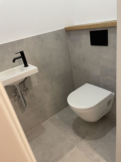 Finanzierbareres 3 Familienhaus für Familien in Mittenaar, tolle Möglichkeit für Kapitalanleger – Gäste WC Wohnung 3