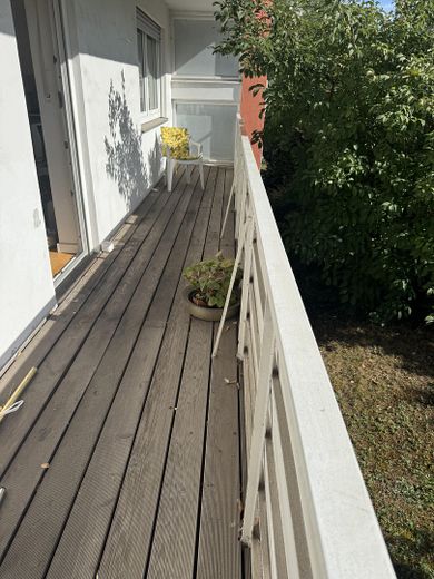 Provisionsfrei: Kernsanierte 2-Zi.-Wohnung mit 2 Balkonen & TG-Platz – Bogenhausen, bezugsfrei – Balkon Wohnbereich