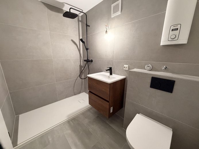 Frisch saniert & bezugsfertig: 2 Balkone, Echtholzparkett und Tiefgarage – Badezimmer (in Fertigstellung)