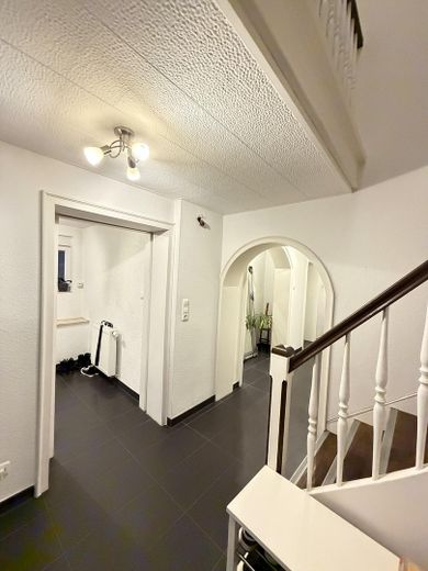 1–2 Familienhaus mit ca.300 m² Wfl.auf großzügigem 1.050-m²-Grundstück–ideal für Wohnen und Arbeiten – Flur EG