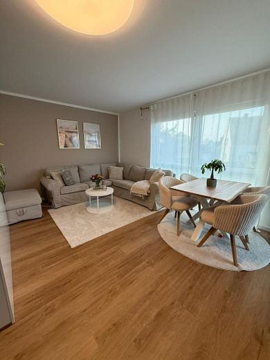 Neubau! Exklusive 3-Zimmer Wohnung mit Balkon! – Wohnzimmer