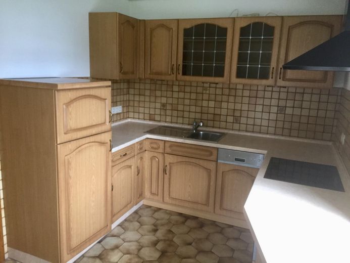 Günstige 4,5-Zimmer-Wohnung mit Balkon, Garten und Wärmepumpe in Obereichstätt zu vermieten – Einbauküche