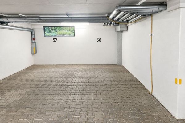 STREHLEN’DE YERALTI OTOPARKINDA ZEMİN KATTAKİ OTOPARK YERİ SATILIK