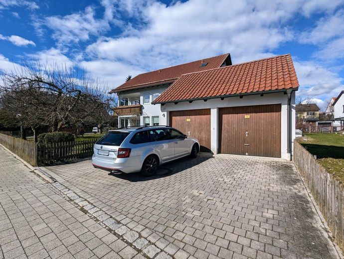Freistehendes Ein-/Zweifamilienhaus, Lkr. Erding – Ansicht von Süden mit Garage