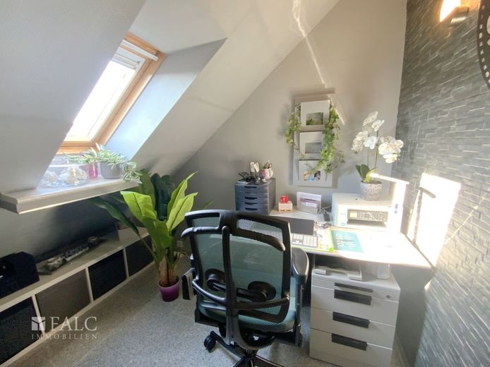 Komfortable, helle Maisonette-Wohnung in guter Lage – Büro