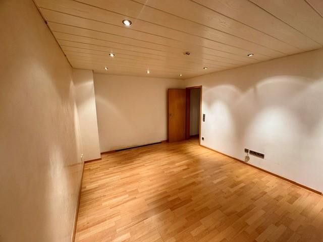 Verzorgd 4-kamer appartement met balkon en twee parkeerplaatsen – Foto 3