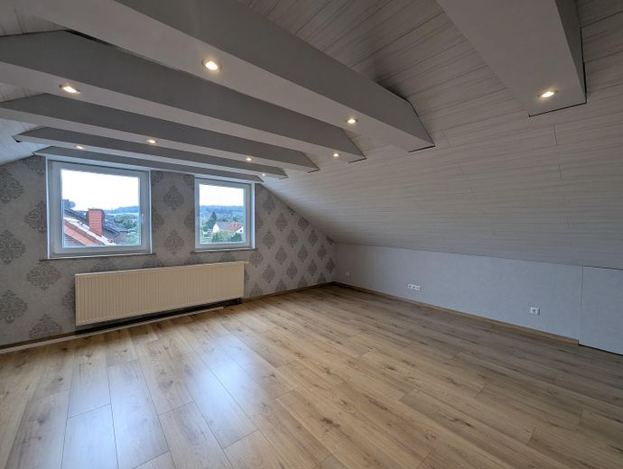 2 yaşam alanı, bahçe ve aile için bolca alan sunan geniş iki ailelik ev – Dachgeschoss 1