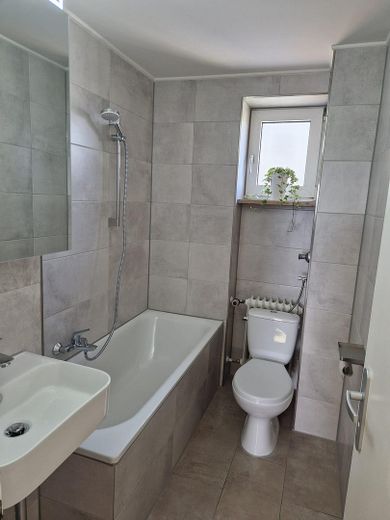 PROVISIONSFREI | Frisch renovierte 2-Zimmer-Wohnung | FREI – Badezimmer