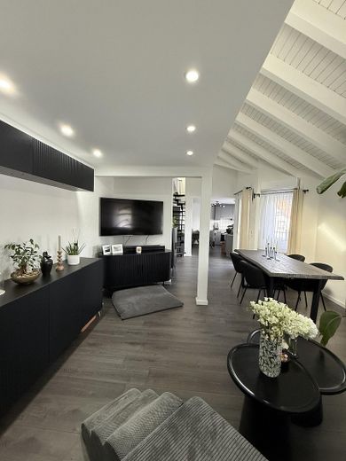 Abitare con carattere – moderna maisonette con un’architettura del tetto impressionante, giardino e piscina – Foto 4