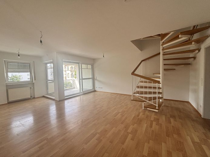 Helle 4,5 Zimmer Maisonette-Wohnung zu vermieten – Whg 2 Wohnzimmer mit Balkon